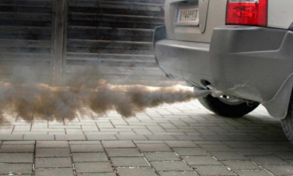 الدخان الرمادي ألوان دخان العادم في السيارة