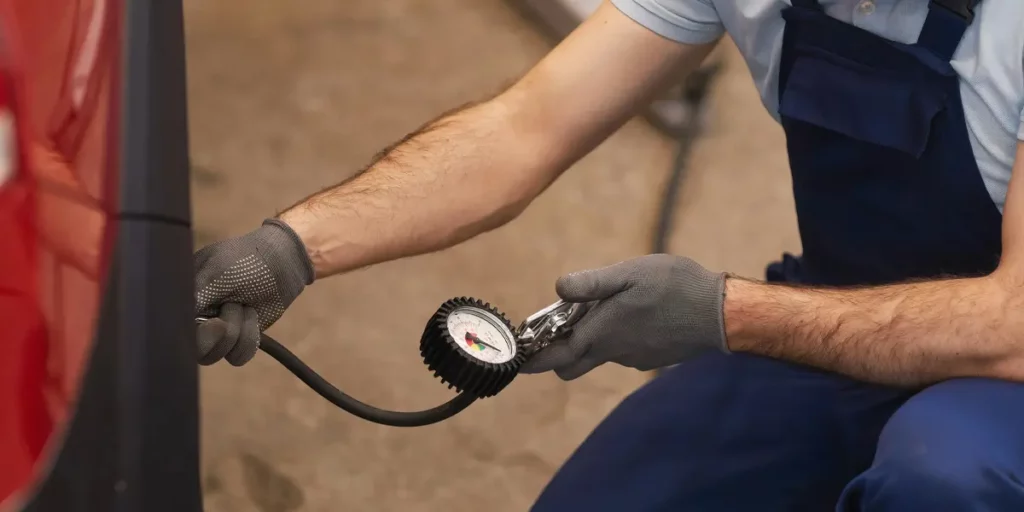 ضبط مستوى ضغط الهواء لـ إطالة عمر إطارات السيارات