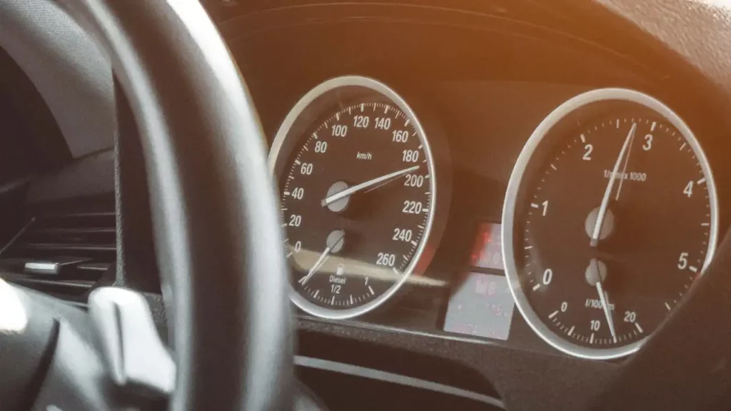 تقليل السرعة لـ إطالة عمر إطارات السيارات