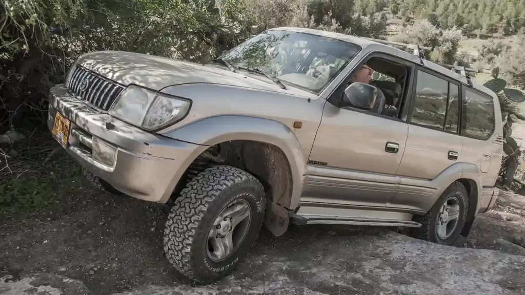 تجنب الطرق الوعرة لـ إطالة عمر إطارات السيارات